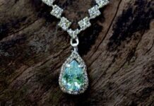 lab-grown diamond necklaces