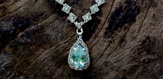 lab-grown diamond necklaces